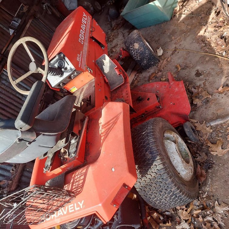 Gravely 20G Professional Lawn Tractor (Has Key)