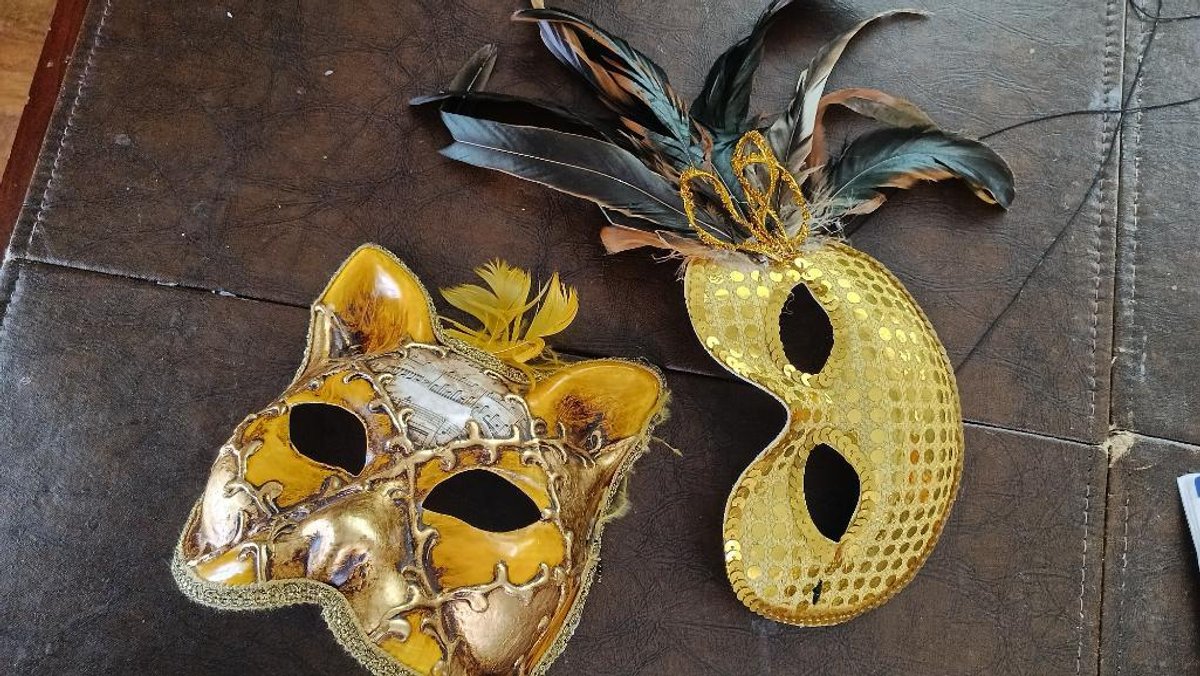 2 Decorative masks