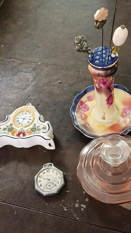 4 glass decorative items