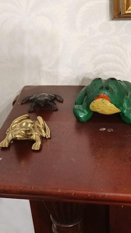 3 decorative frogs