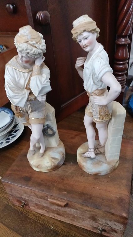 2 statues