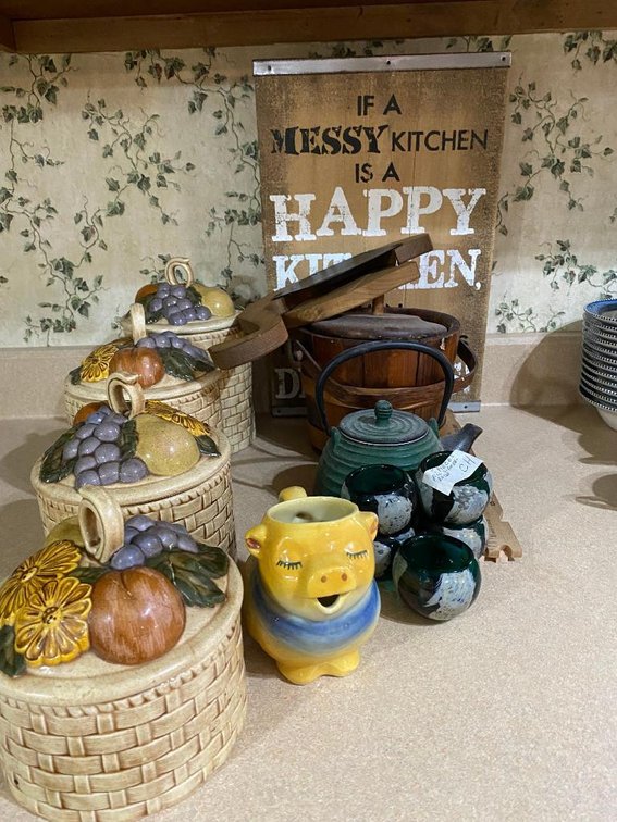 Kitchen d�cor:  Sign, Shawnee pig pitcher, cast iron teapot, etc.