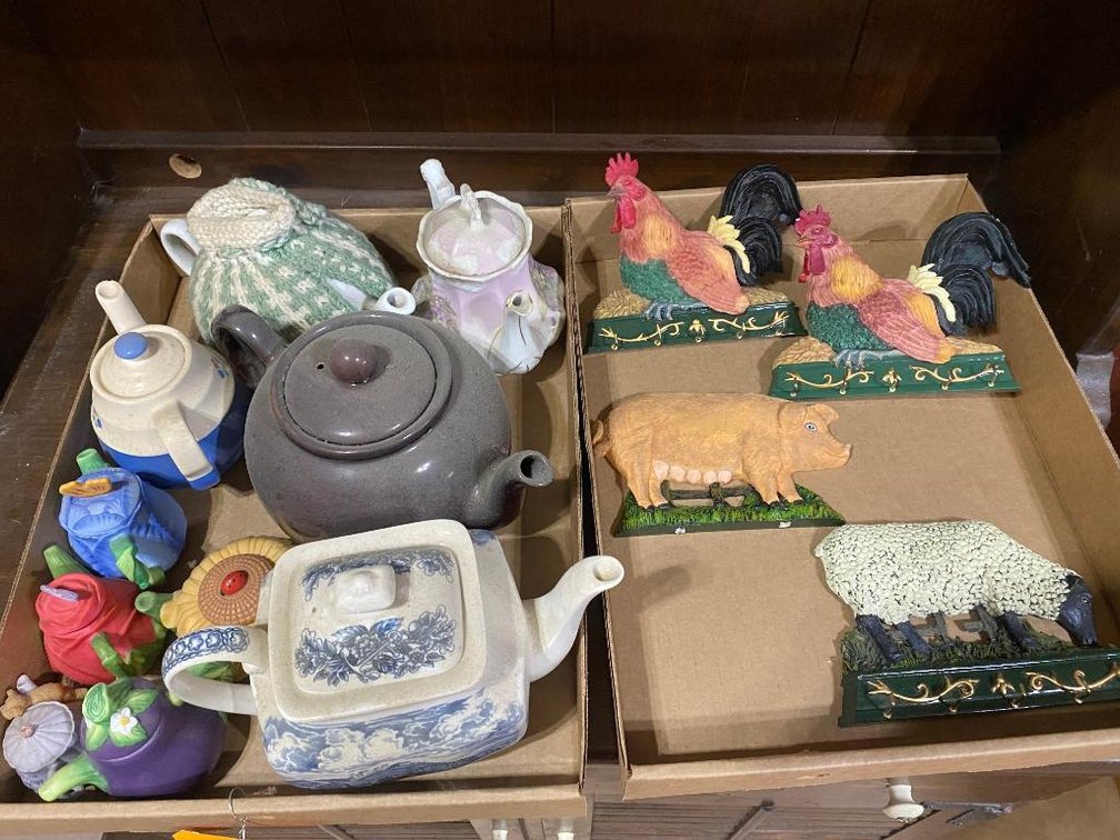 2 Flats of decorator:  Teapots, wall plaques
