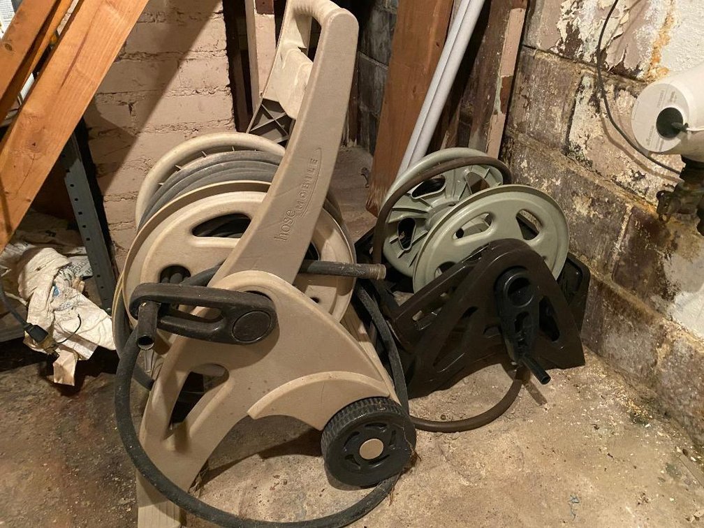2 Garden hose reels
