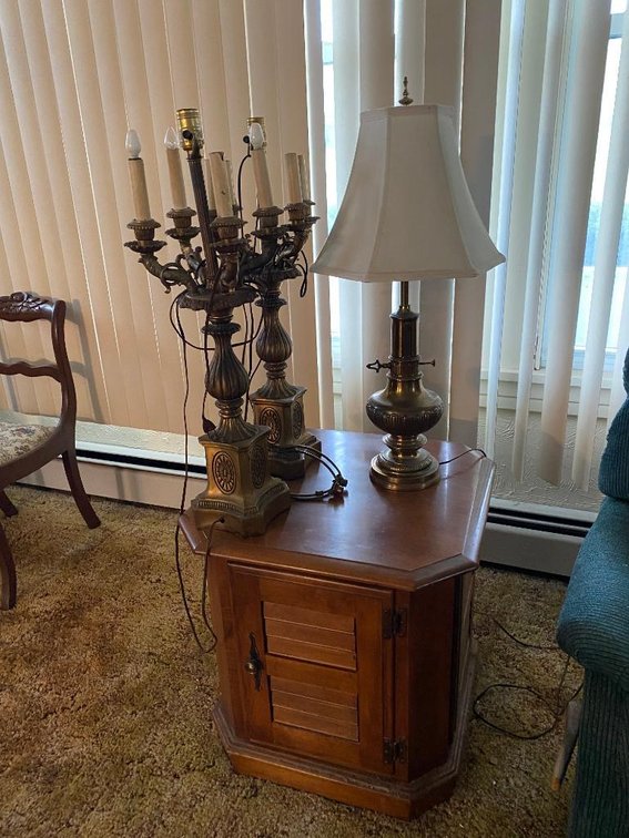 End table and 3 decorator metal lamps
