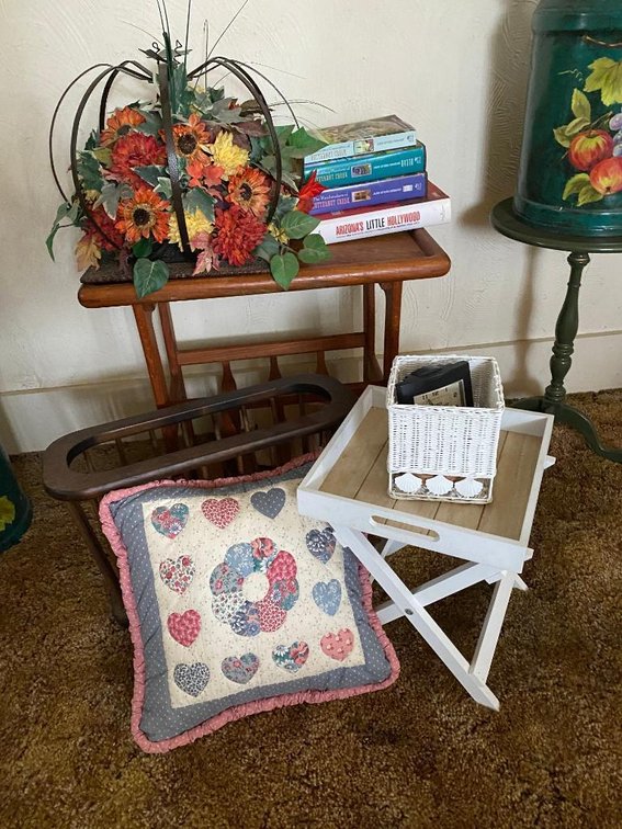 Lot w/ side table, magazine rack, fall decoration, pillow, etc.
