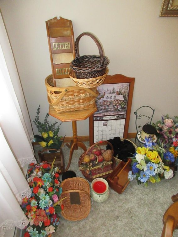 3-Leg stand, faux floral arrangements, baskets and other  home d�cor