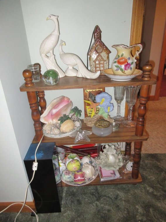 Small shelf and d�cor
