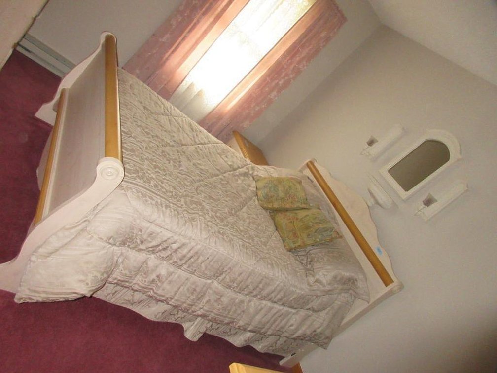 Full size bed w/ bedding, nightstand and wall d�cor