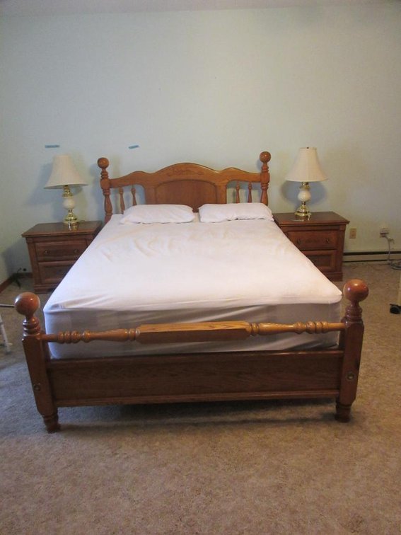 Queen size bed w/ 2 nightstands and table lamps