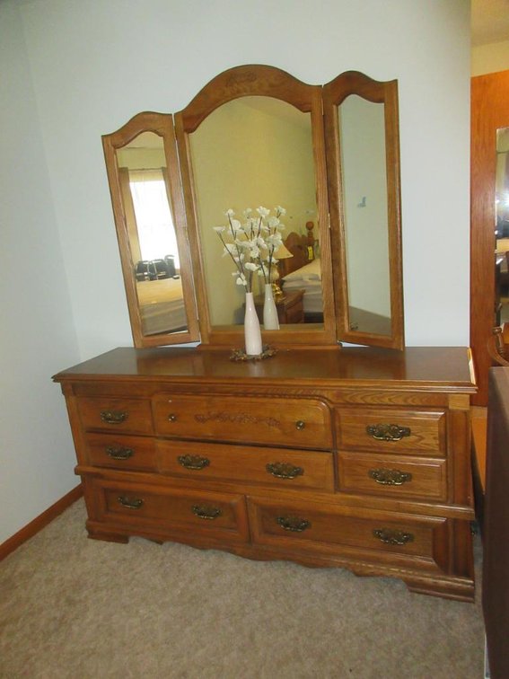 Dresser w/ tri-fold mirror