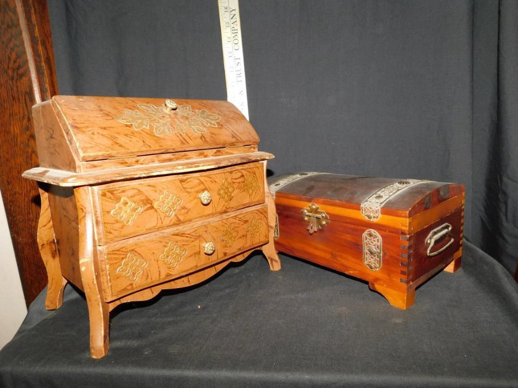 2 Wooden jewelry boxes