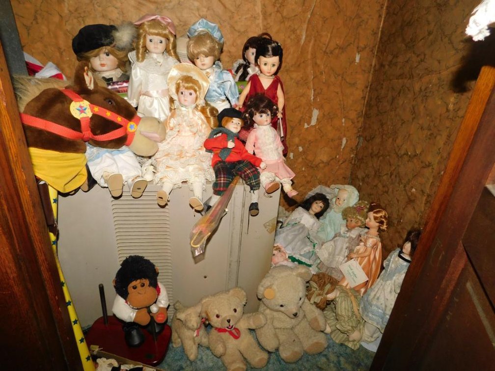 Contents of closet:  Dolls only; AC unit is NOT included