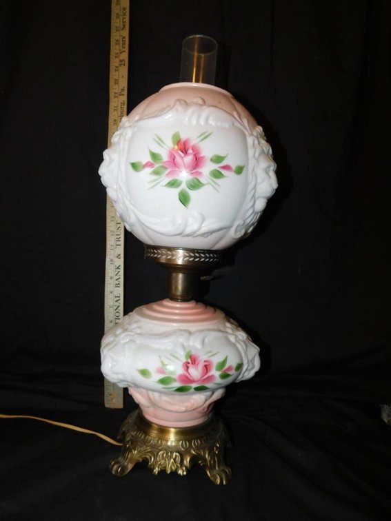 Antique Gone with the Wind lamp w/ floral and lion d�cor