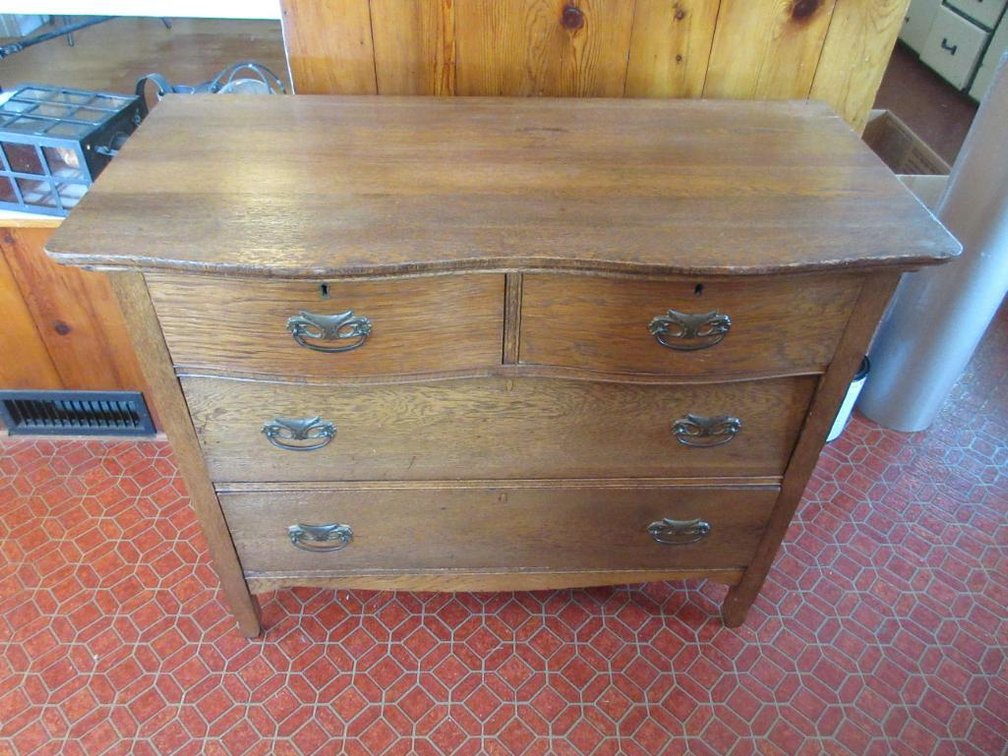 Oak chest of drawers w/ dovetail drawers