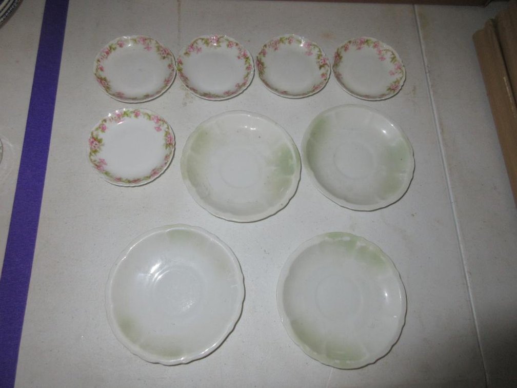 Toy plates