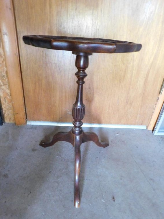 Tri-leg table