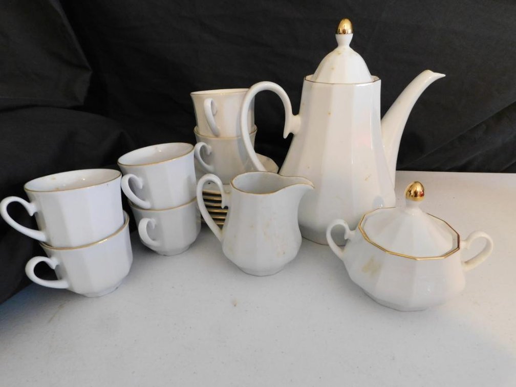 Coffee set w/ cups, saucer and creamer