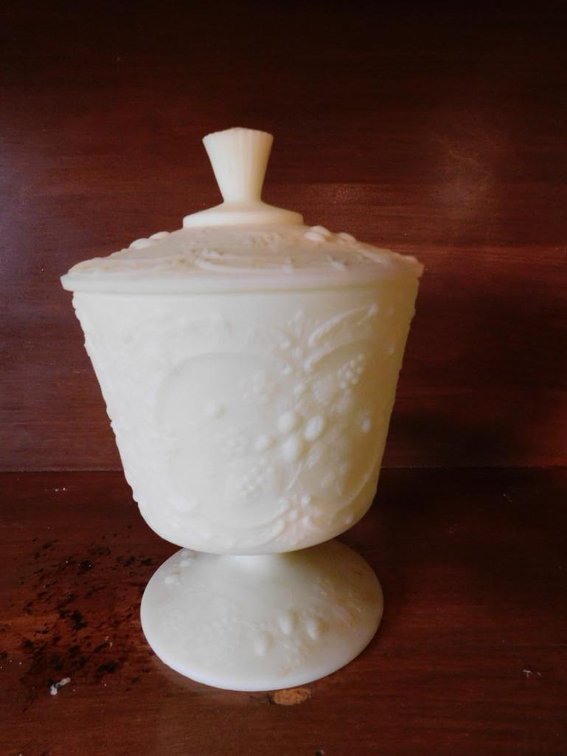 Covered jar made of custard glass