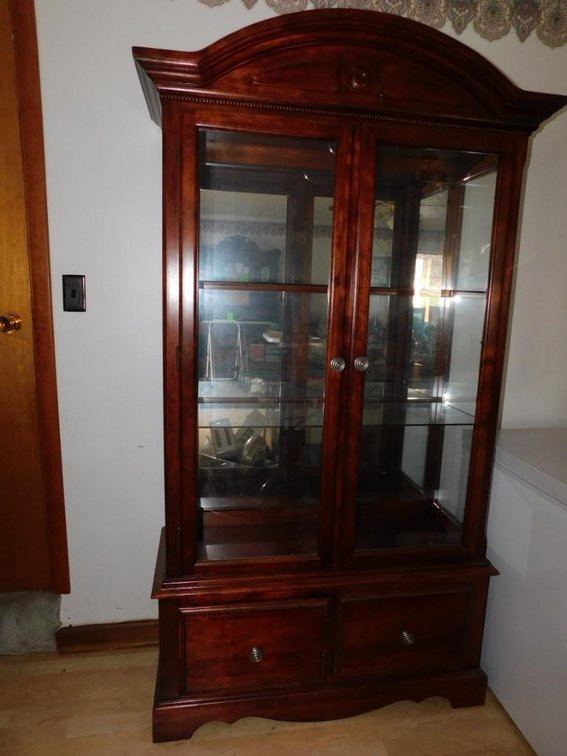 Lighted display cabinet