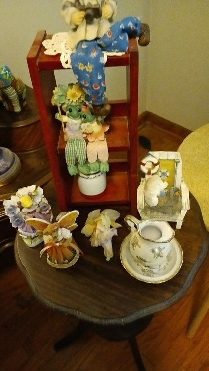 Misc. d�cor with small shelf