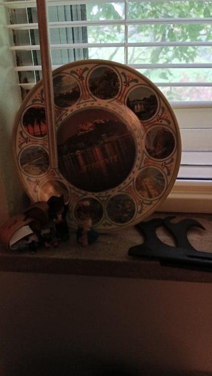 Plate, figurines and worry dolls