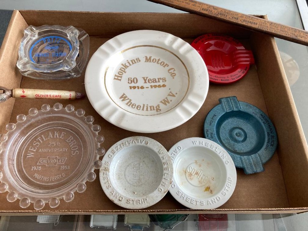 Lot of advertisement ash trays