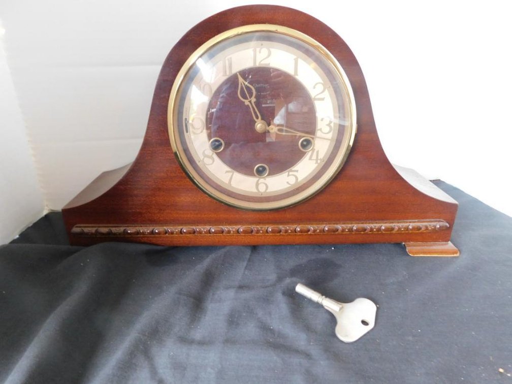 Smith's mantel clock w/ key - tested