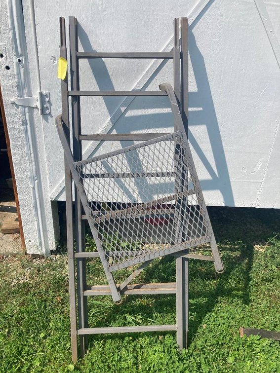 Tree climbing stand