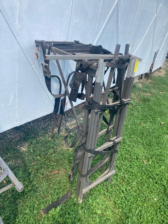 Tree climbing stand