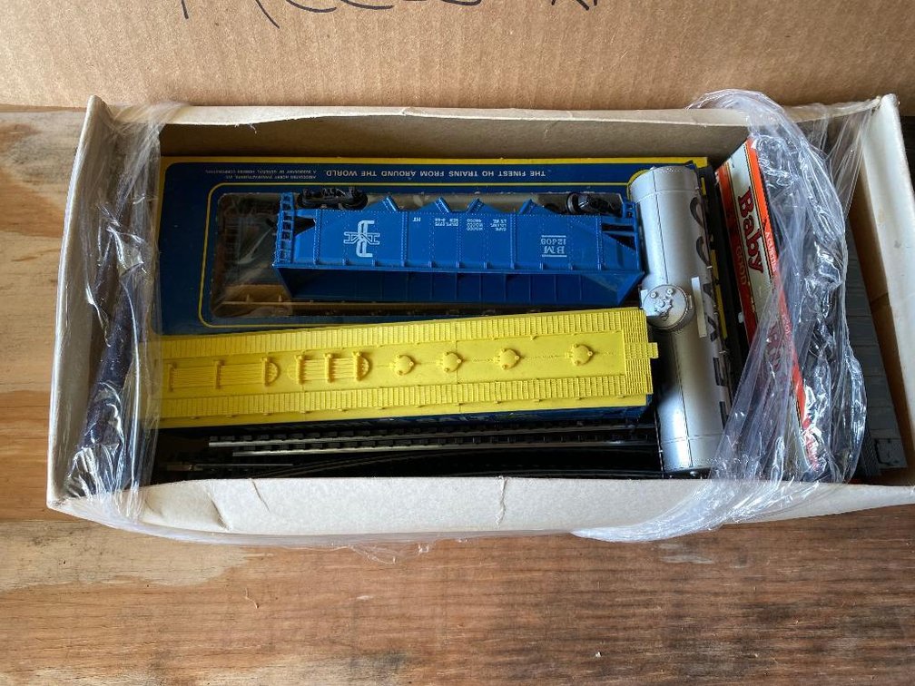 HO Gauge 6 cars w/ track, transformers and accessories