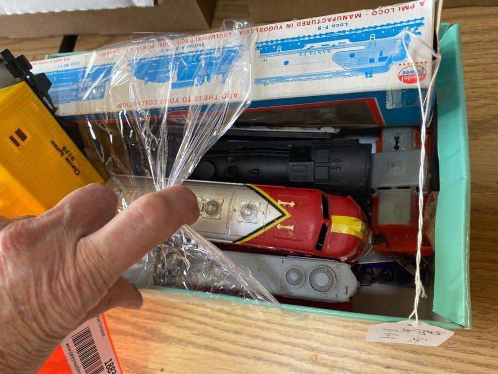 HO Train cars for parts or repair