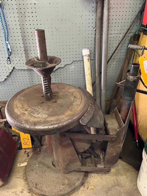 Manual tire changer