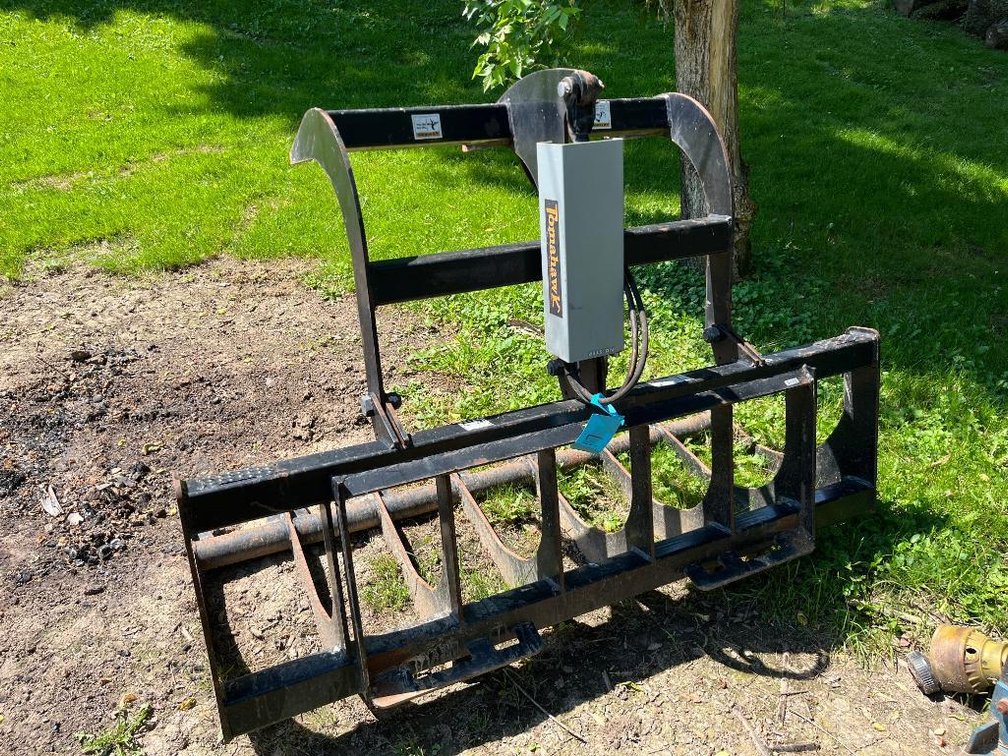 Tomahawk 66 skid steer attach hydraulic grapple