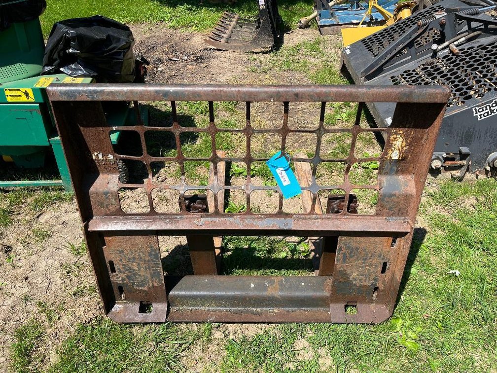Skid steer attach pallet forks