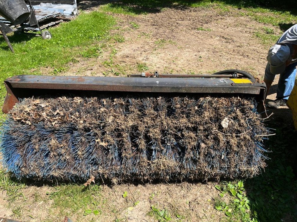 Hydraulic broom