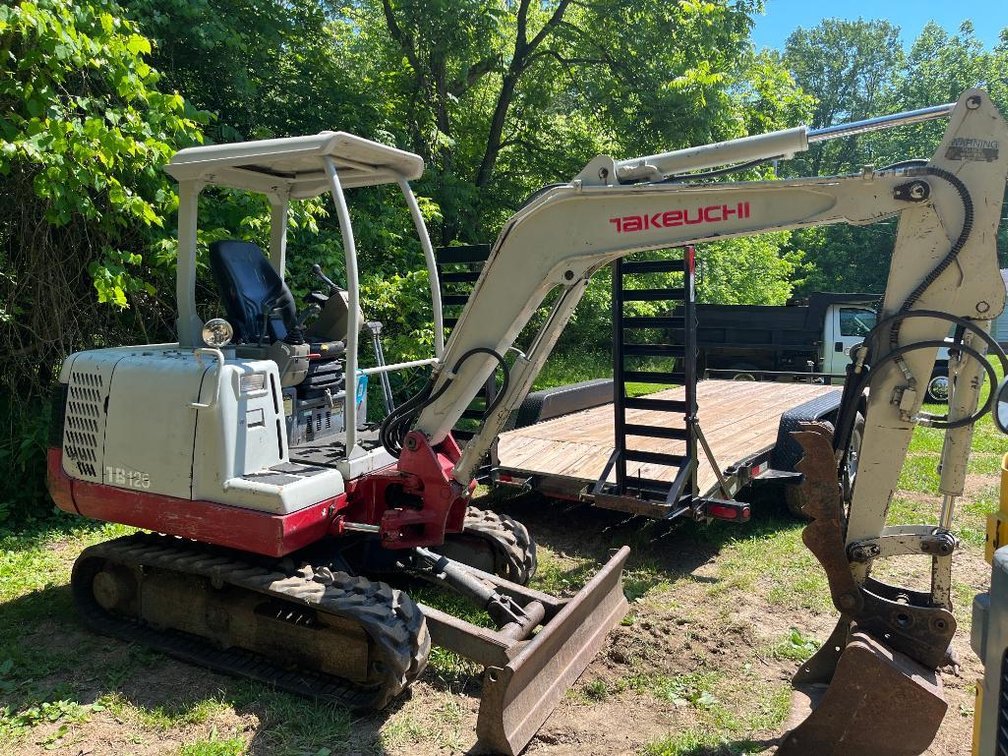 Takeuchi TB125 w/ open station and hydraulic thumb
