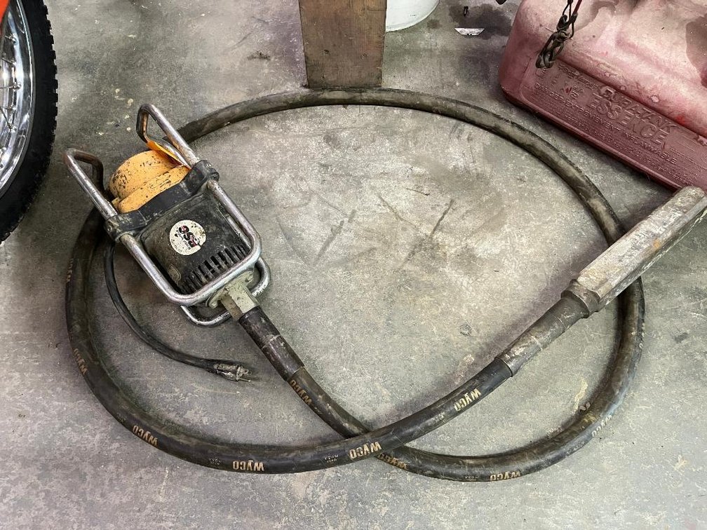 Electric concrete vibrator