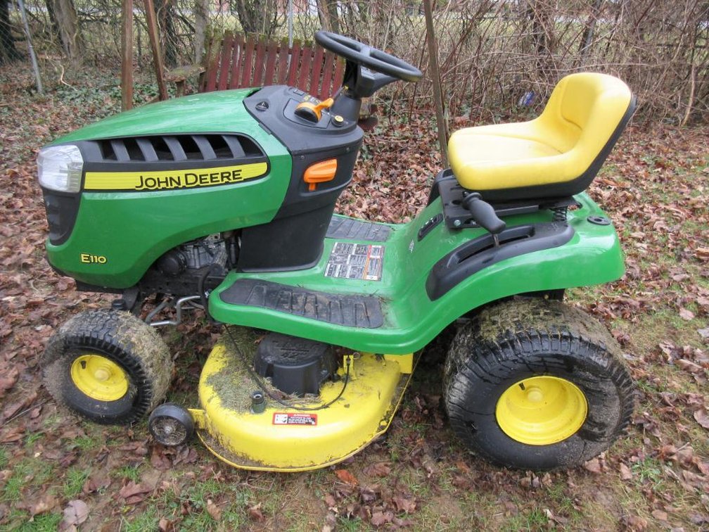 John Deere E110 riding lawn mower w/ cover