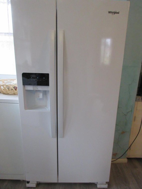 Whirlpool side by side refrigerator/freezer combo w/ icemaker and water dispenser