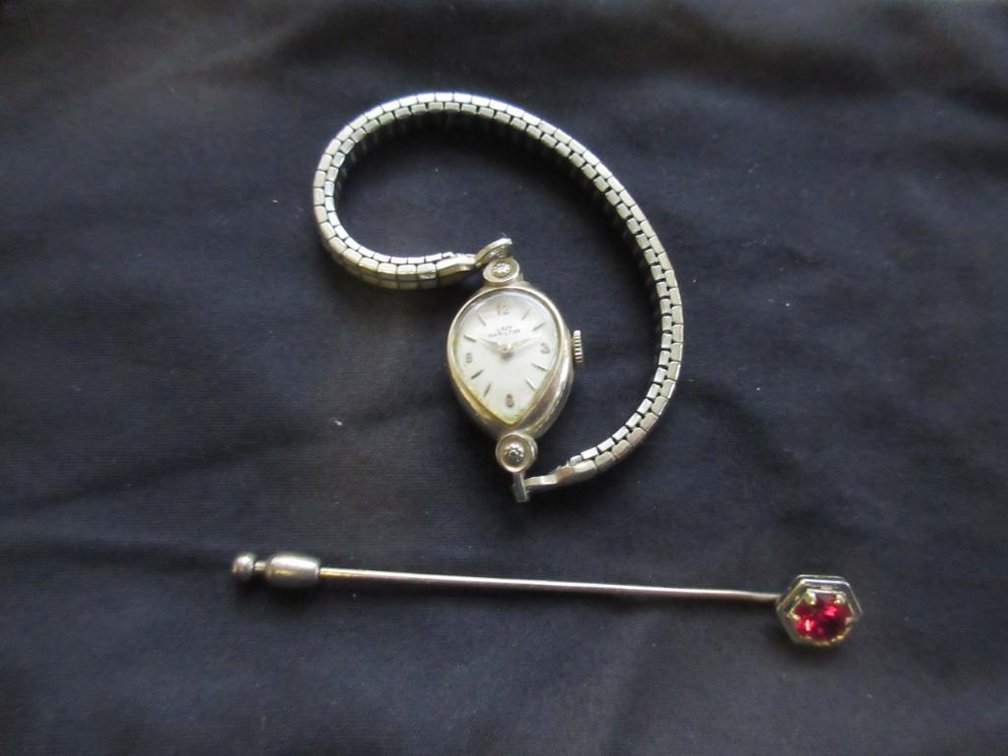14-Carat white gold Lady Hamilton watch and 14-carat white gold pin