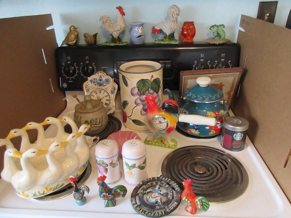 Kitchen d�cor:  Rooster and other figurines, clock, kettle