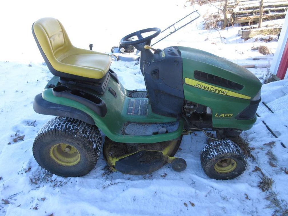 JOHN DEERE LA135 RIDING MOWER