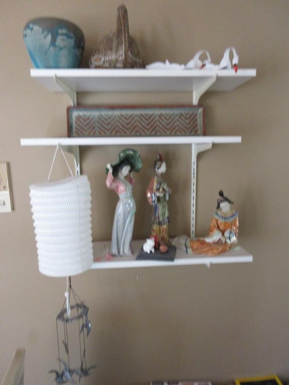 d�cor on shelf