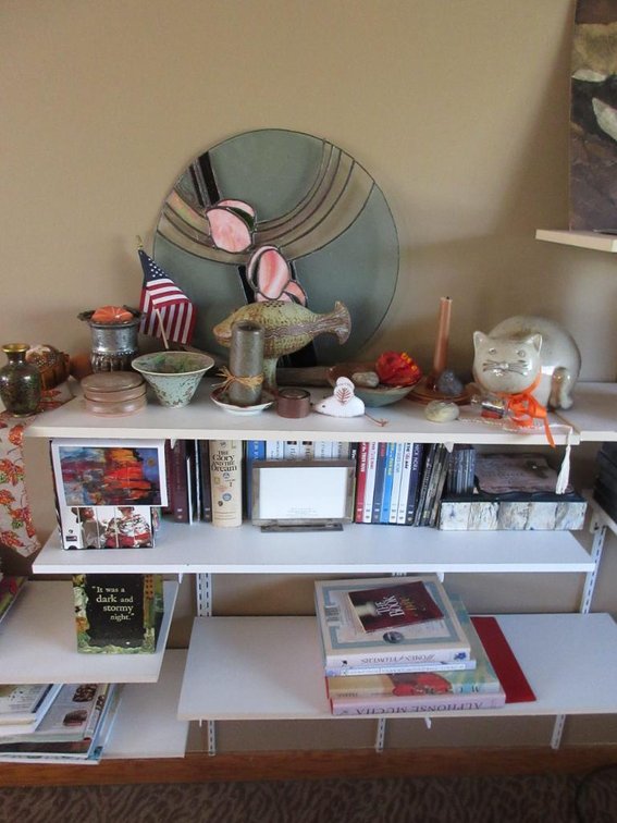 d�cor & books on shelf