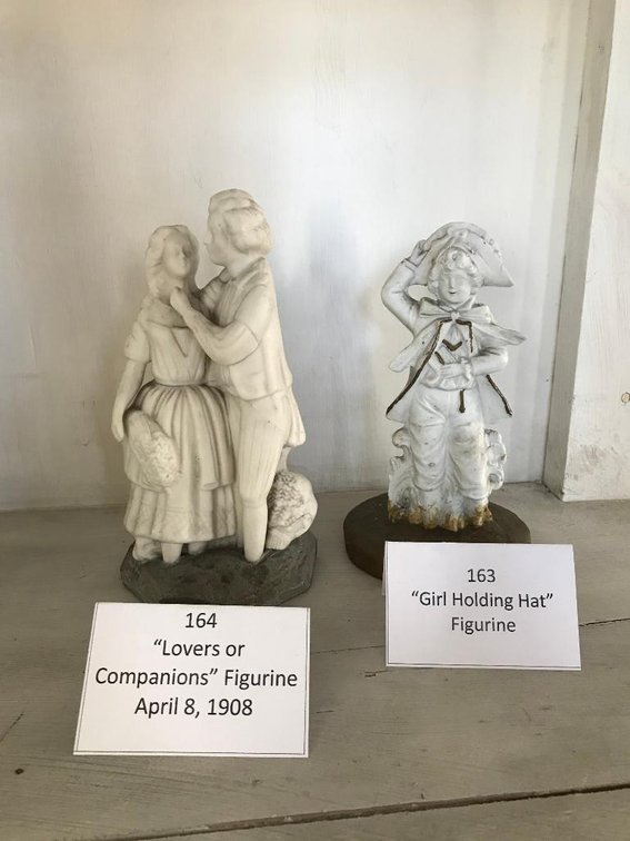 2 Ceramic figurines