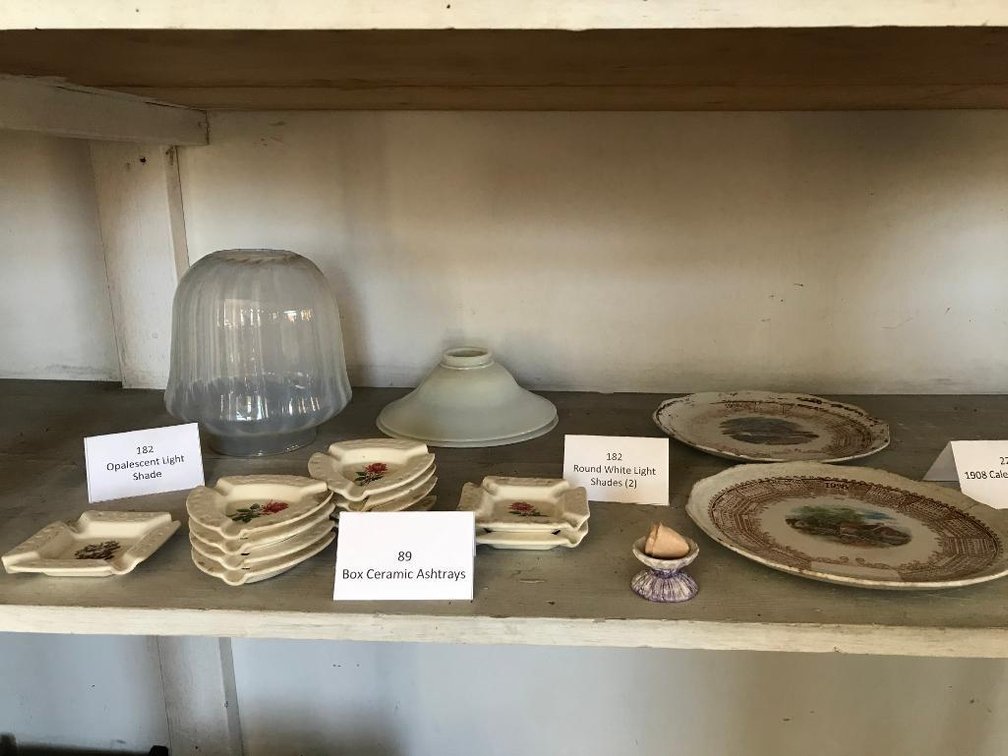 Painted ceramic ash trays, opalescent light shade & 1908 calendar plates