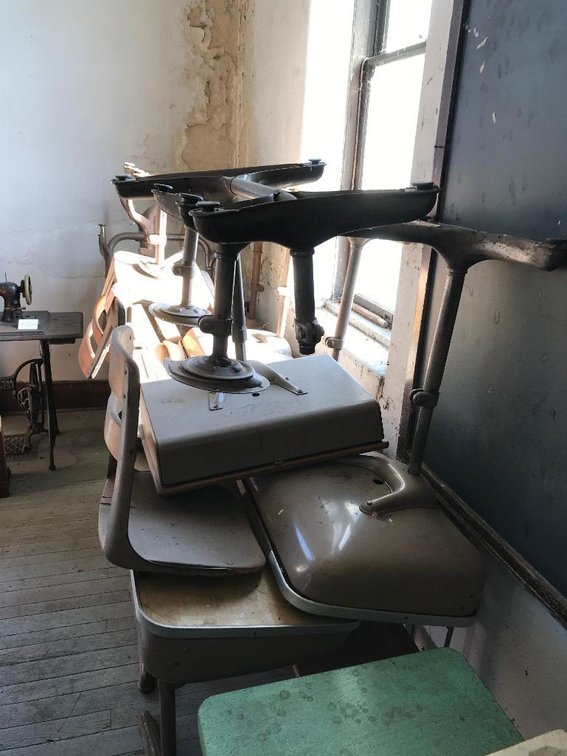 10 Vintage school desks