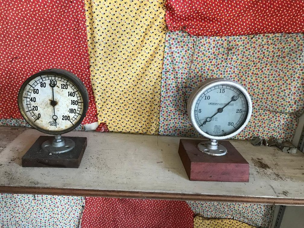 2 Vintage gauges