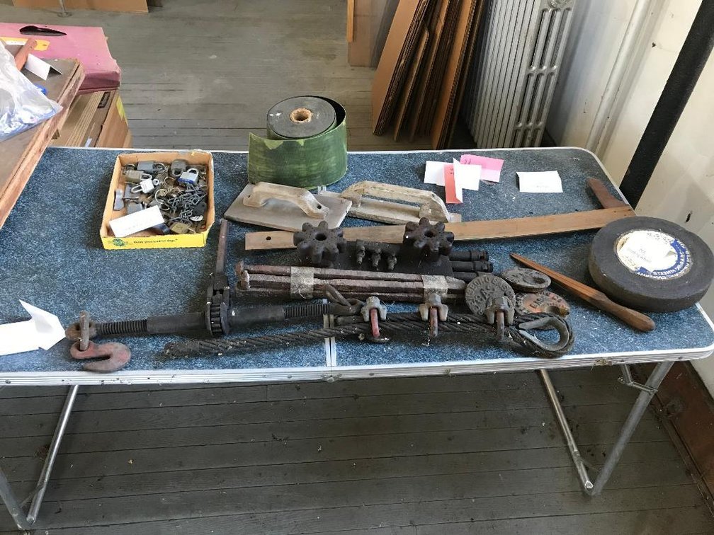 Table & contents:  Grinding wheel, chain binder, sandpaper, etc.